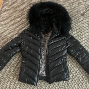 Hollies jacka - Hollies jacka fint skick använd fåtal gånger 