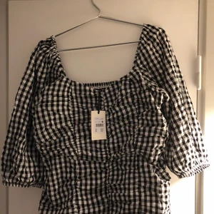 Klänning - Den perfekta sommarklänningen! Köptes nyligen på BikBok, prislappen sitter kvar. Säljes pga den inte passar! Köpare står för frakt:) Nypris 599kr