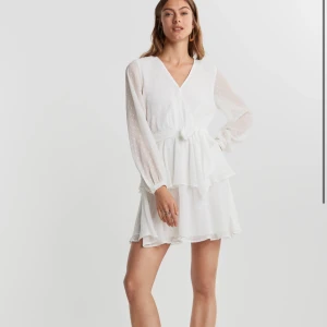 Vit klänning från Gina Tricot - ”Lucy Frill” klänning ifrån Gina Tricot🤍 Endast använd 1 gång och sedan dess bara hängt i garderoben, är i väldigt bra skick med andra ord! 499 kr i nypris och säljer den för 200 kr exkl. frakt! Hör av er vid frågor och intresse (vid större intresse blir det budgivning)🙌🏼✨