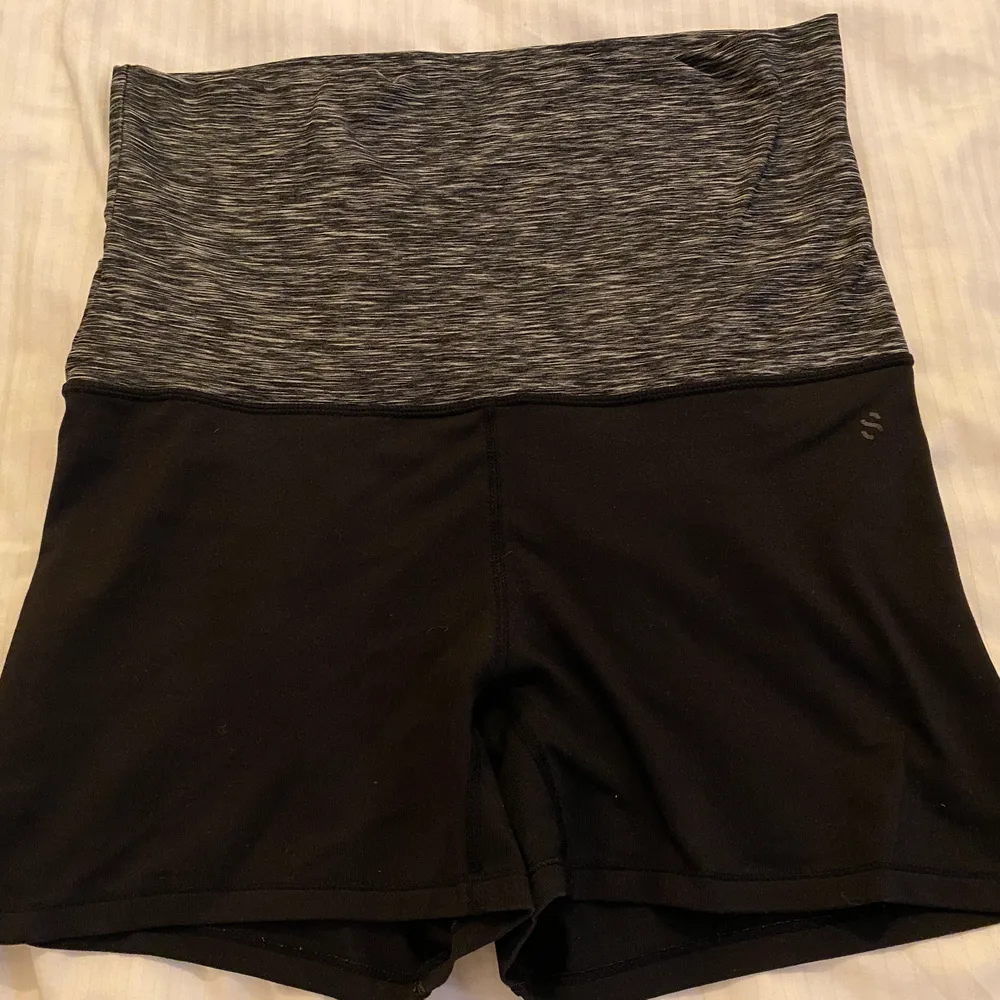 Träningsshorts/Cykelbyxor från H&M i storlek M. Sällan använda så fint skick! Skönt och stretchigt material! Går att vi ner överkanten hur man vill (se bild 2). Frakt: 45kr :). Shorts.