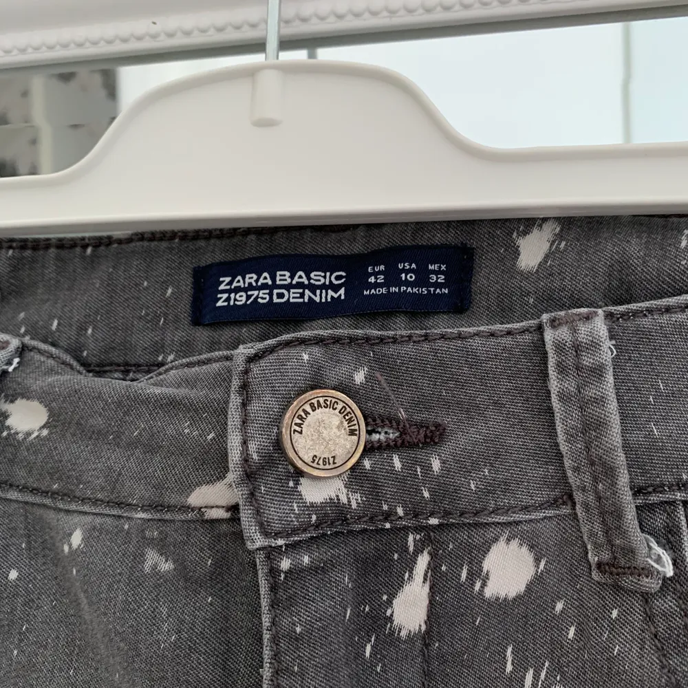 Coola jeans ifrån zara i storlek 42 men skulle påstå att de kan passa 40 också! Knappt använda och säljs pga kommer inte till användning😇. Jeans & Byxor.