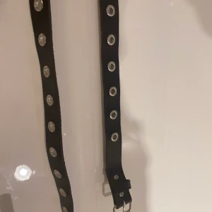 Skärp - Svart skärp med öglor i. Väldigt populärt och fint till typ alla outfits.