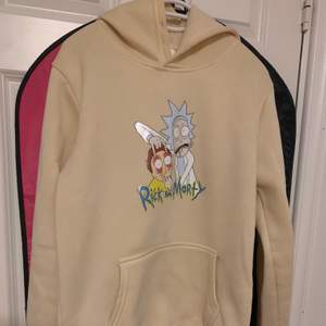 Säljer nu min älskade Rick and Morty hoodie då den inte kommer till användning! Lite nopprig i tyget på fickan i fram, men annars är den i fint skick. Storlek S. Originalpris 479kr, säljes för 250kr (frakt ingår i priset)