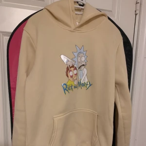 Rick and morty merch - Säljer nu min älskade Rick and Morty hoodie då den inte kommer till användning! Lite nopprig i tyget på fickan i fram, men annars är den i fint skick. Storlek S. Originalpris 479kr, säljes för 250kr (frakt ingår i priset)