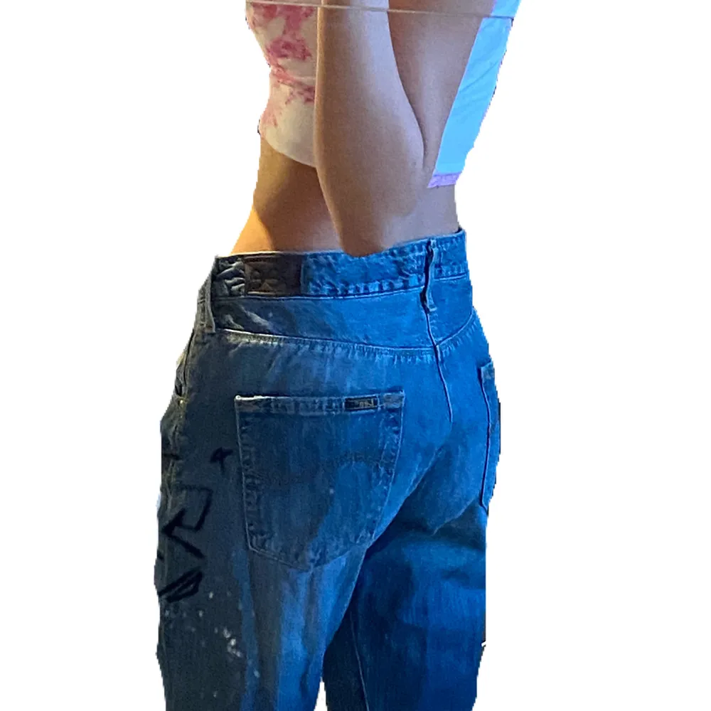 Jeans i en jättefin rak modell köpta på secondhand, Lee strl w29 L31. Skriv för fler bilder eller frågor . Jeans & Byxor.