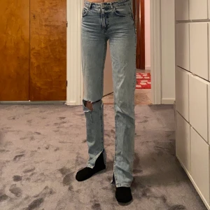 Jeans med slits - Ett par så fina ljusblå jeans med slits och egenklippt hål på knät köpta på zara i Milano. Älskar verkligen dessa byxor men de har tyvärr blivit lite för små för mig. Jag är ca 174 så de är bra i längden!