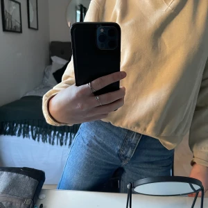 Sweatshirt från H&M - säljer denna sweatshirt från H&M i en jättefin beige färg. Sparsamt använd 🤍 storlek S! Säljer denna för 50kr 🥰