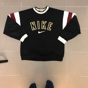 NIke Sweatshirt - Otroligt snygg och fräsch Nike sweatshirt, 9/10 i Cond. Buda i kommentera. Minsta höjning 50kr. HÖGSTA BUD JUST NU: 900kr
