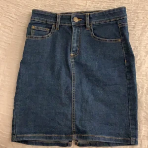 Jeans kjol - Säljer dennna blåa jeanskjol. Den är använd endast en gång. Köparen står för frakten💗