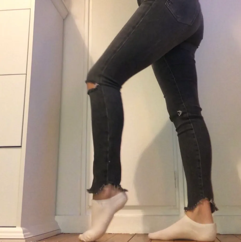 Grå skinny jeans från Bikbok i storlek M, hål vid knäna och slitningar vid anklarna. Använt fåtal gånger, fint skick. Frakt ingår i priset🌿. Jeans & Byxor.