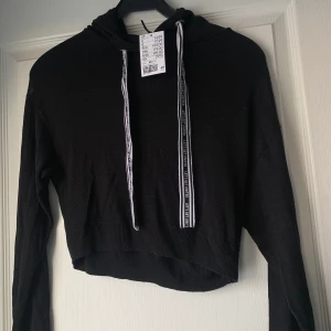 Hoodie - En liten tunnare (stickad ish) hoodie från Hm! Den är aldrig använd, lappen sitter kvar. 