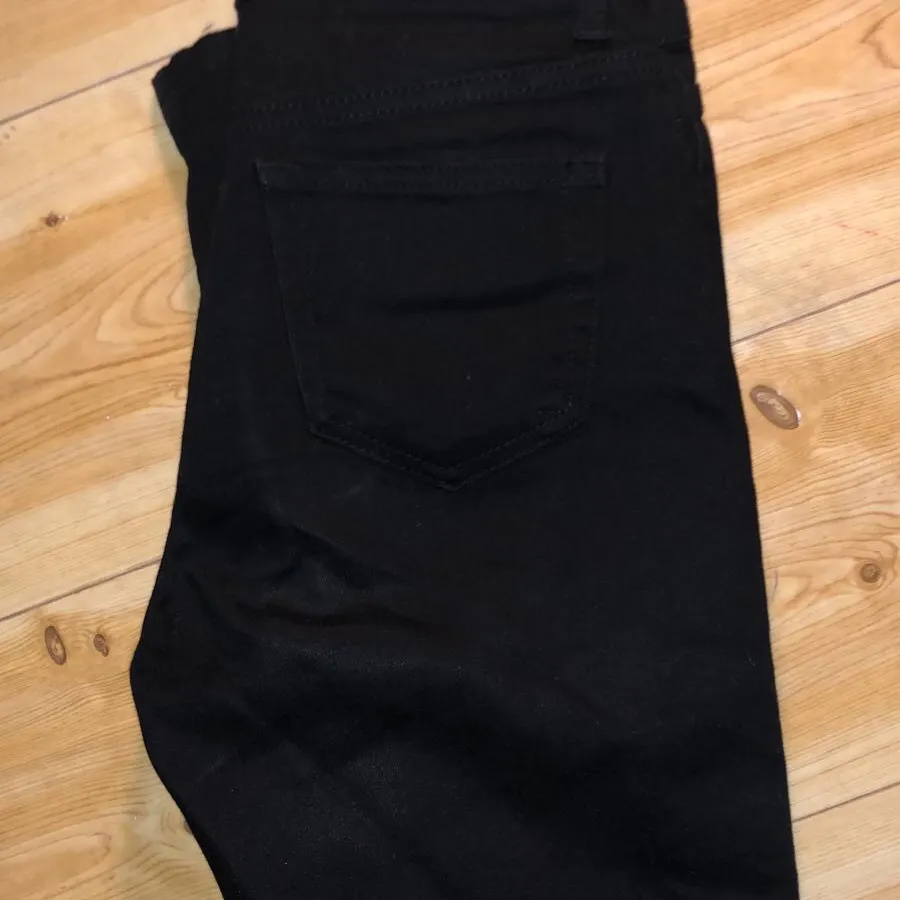 Svarta girlfriend jeans (liknade modell som mom jeans) ifrån bikbok. Jeansen har används 3-4 gånger och är i ett väldigt bra skick. Byxorna är i storlek 25 som motsvarar ungefär 34/36. Köpta för 500 men sänker då jag verkligen inte använder dom längre!. Jeans & Byxor.