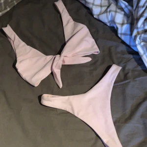 Snygg bikini - Säljer en jättefin ljusrosa bikini från Nelly då den aldrig kommer till användning. Har testat den och haft på mig i cirka 30 min och självklart tvättad efter det🥰 trosorna är i storlek XS och toppen i storlek S ✨ Säljer trosorna för 40 kr och toppen för 60 kr, eller båda tillsammans för 80 kr