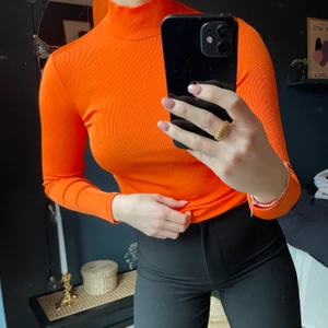 Polotröja i orange - Häftig polotröja i oranget från & Other Stories🥰