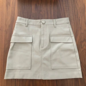 BEIGE KJOL - Beige skinnkjol från Zara! Säljer pga att jag sällan använder kjol 🥰 Aldrig använd, därav nyskick!