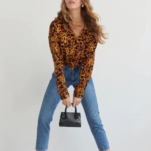 Gina tricot blus  - En färgstark blus från Gina tricot , använd 2 gånger. Frakt tillkommer, samfraktar gärna.