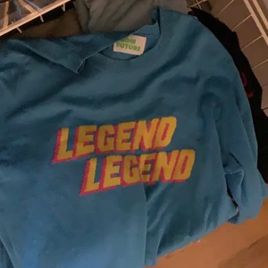 Trendig tröja - Super snygg trendig tröja ifrån From Future, köpt för 1200kr💗 Högsta bud 450kr, köpa direkt för 500!