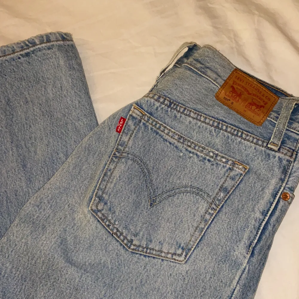 Jätte fina Levis 501 jeans säljes då dom är för stora för mig, egentligen storlek w28/L30 men jag har själv sytt in dom lite i midjan (se bild 3) så skulle säga att dem är storlek 26/27🤍🤍. Jeans & Byxor.