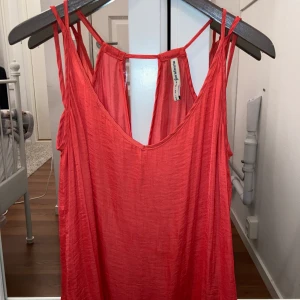 Topp - Använd ett fåtal gånger. Fin sommartopp! 