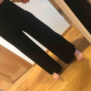  - Vida svarta mjuka byxor, hög midja. Frakt tillkommer 