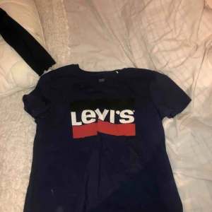  - Levis tröja storlek S, använd fåtal gånger, super fin marinblå färg, kan mötas upp i norrköping annars står köparen för frakten