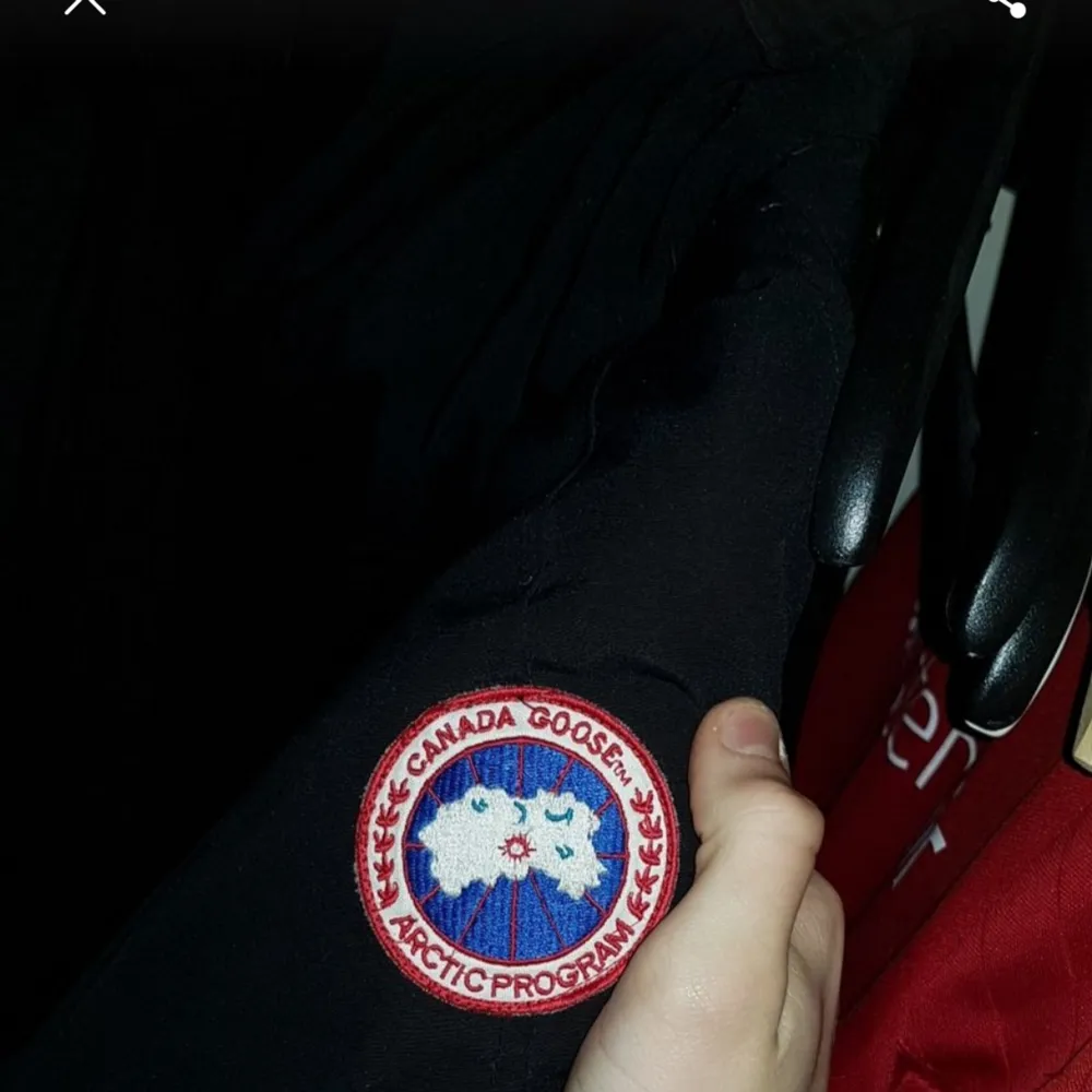 Hej säljer nu min canada goose jacka. Tror dock den är fake men den är varm och skön. Riktigt fint skick har bara haft den vid få tillfällen passar mig som har s och m så de är s/m. OBS FRAKTAR ELLER MÖTAS. Övrigt.