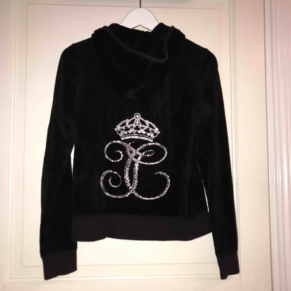 Svart velour hoodie från Juicy Couture, nyskick.. Tröjor & Koftor.