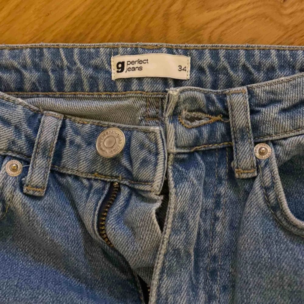 Jättefina momjeans från Ginatricot. Säljer pga att de numera är för små. Är i superfint skick! Köparen står för frakten:). Jeans & Byxor.