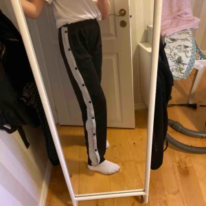  - Jättefina byxor från BIKBOK, med knappt längs med sidorna. Säljer pga att de inte är min stil längre. Är i fint skick! Köparen står för frakten:)
