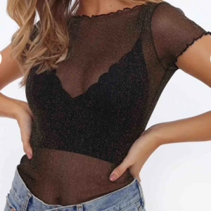  - Pris inklusive frakt!! (Ordinariepris 249kr) Superfin meshtopp från Chiquelle. I orginalförpackning med etiketter kvar, säljs då den aldrig kommit till användning för mig. Perfekt till festen!!🍸  