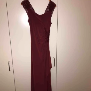  - Vinröd tight balklänning som endast är använd en gång av mig finns bilder som jag kan skicka privat på hur den satt.