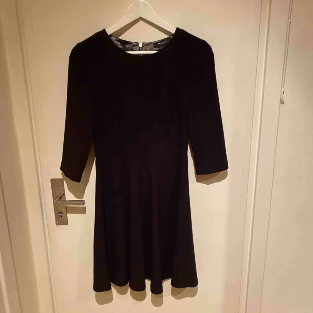 En klassisk svart klänning från Sand Copenhagen med vidd i kjolen och tydlig dragkedja som modern detalj på baksidan. Använd vid fåtal tillfällen så i nytt skick.. Klänningar.