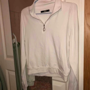  - Jätteskön och snygg, vit ziptröja från BikBok. Köpt här på Plick men har själv aldrig använt den. Bara att skriva om du undrar något💖