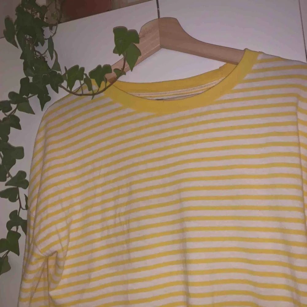 Riktigt snygg gulrandig tröja med långa ärmar✨ Är i bra skick och kan både mötas upp eller frakta . Toppar.