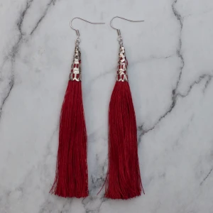  - Tasselörhängen i röd och silver. Nickelfria. Fri frakt vid köp över 100:-.