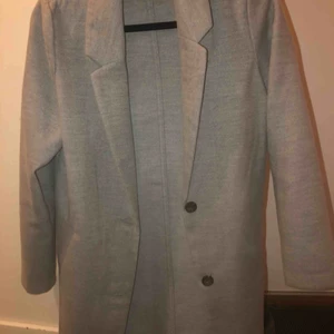  - Grå kappa, kommer tyvärr aldrig till användning. Använd bara en gång. 