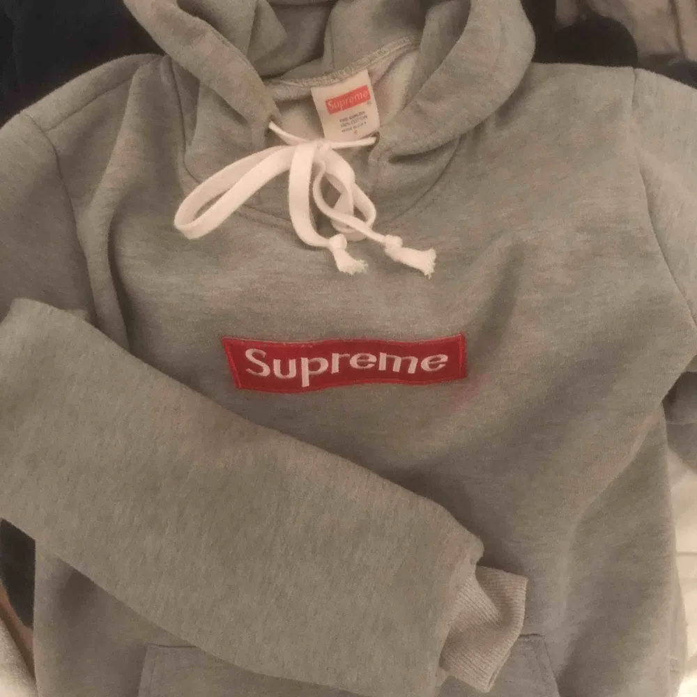 Fake supreme hoodie i storlek s. Jätte snygg och skön men kommer tyvärr inte till användning hos mig ❤️ pris kan diskuteras vid snabb affär . Hoodies.