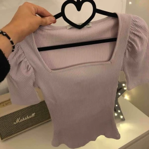  - Helt ny ljuslila topp från nakd. Säljer då den tyvärr var för liten☹️ ribbat stretchigt material i en superfin modell! Nypris var ca. 300kr Köparen står för eventuell fraktavgift😆 