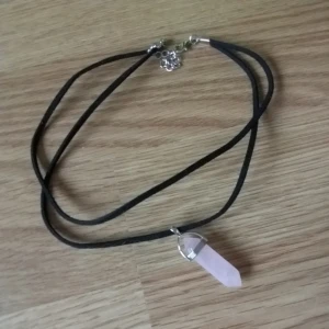  - Halsband med rosa sten