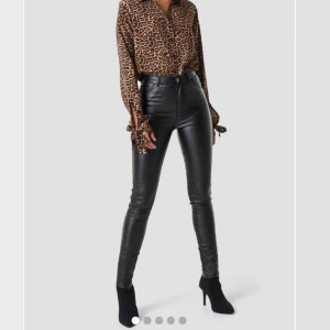  - Oanvända byxor från NA-KD, köpta för 399 :)