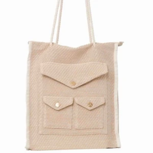  - En helt ny väska från rodebjer, med alla prislappar kvar.   Modellen heter straw tote bag, superfint ljust tyg med guldiga o vita detaljer.   Nypris 1799:-