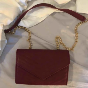  - Röd väska med guldkedja. Oanvänd. Köparen står för frakt❤️