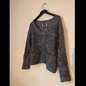  - Stickad blå tröja med fickor på framsidan. Lappen bortklippt men knappt använd. Köparen står för frakt:)