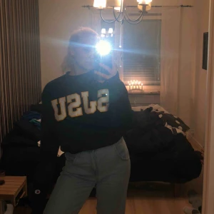  - Säljer nu min älskade champion sweatshirt köpt på second hand. Väldigt bra skick, passar Xs-M beroende på hur man vill att den ska sitta