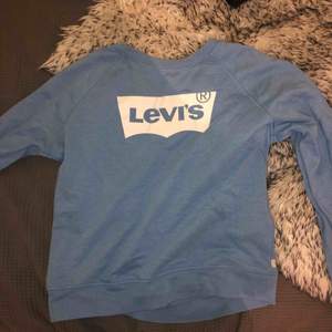 En Levi’s tröja, storlek M men är verkligen som en S. Fint skick, använd kanske 10 gånger. 