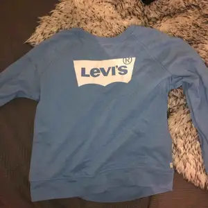 En Levi’s tröja, storlek M men är verkligen som en S. Fint skick, använd kanske 10 gånger. 