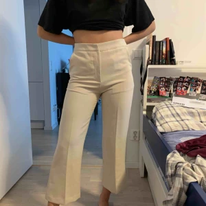  - Suppppppeer snygga, sköna kostymbyxor med utsvängda ändar