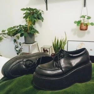  - Svarta platåskor från Vagabond i läder, storlek 38. Inköpta i våras. Finns i Stockholm men kan skickas.