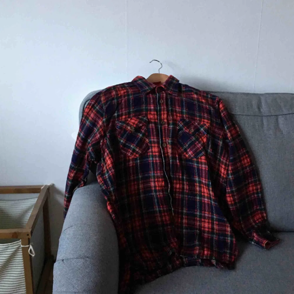 Red checkered flannel shirt bought from Beyond Retro. There is no tag for size, but I’d say it’s size S-M. Material: acrylic.. Skjortor.
