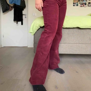  - Fina Manchester byxor! Har en fläck på benet (se bild) som går att tvätta bort. Står storlek 38 men vet inte riktigt vad det innebär?? Jag är 167 cm lång och har vanligtvis s/m. Kan mötas på söder annars står köparen för frakt❤️